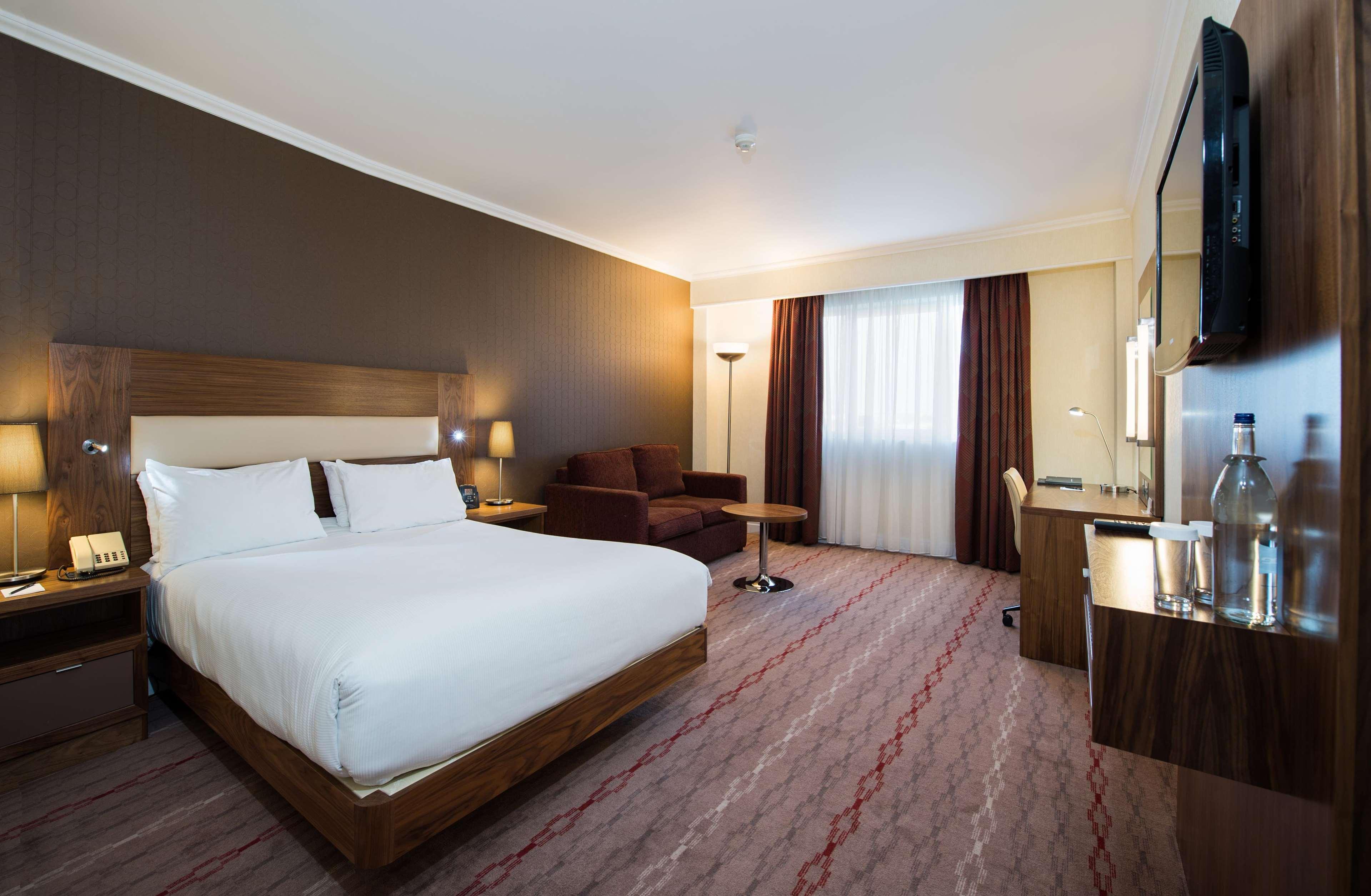 Doubletree By Hilton Dartford Bridge Hotel Bagian luar foto