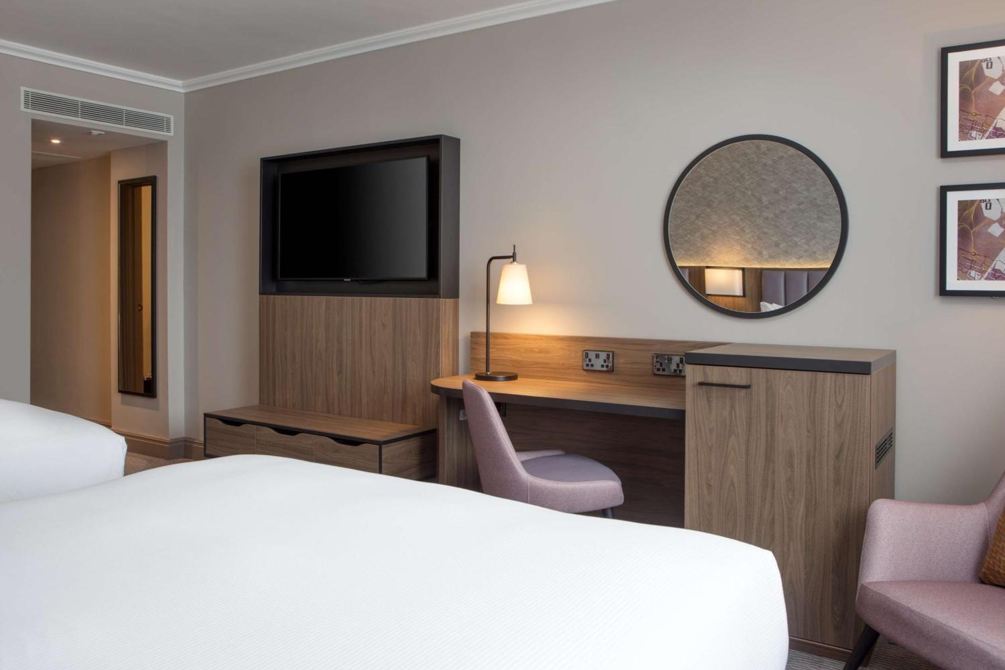 Doubletree By Hilton Dartford Bridge Hotel Bagian luar foto